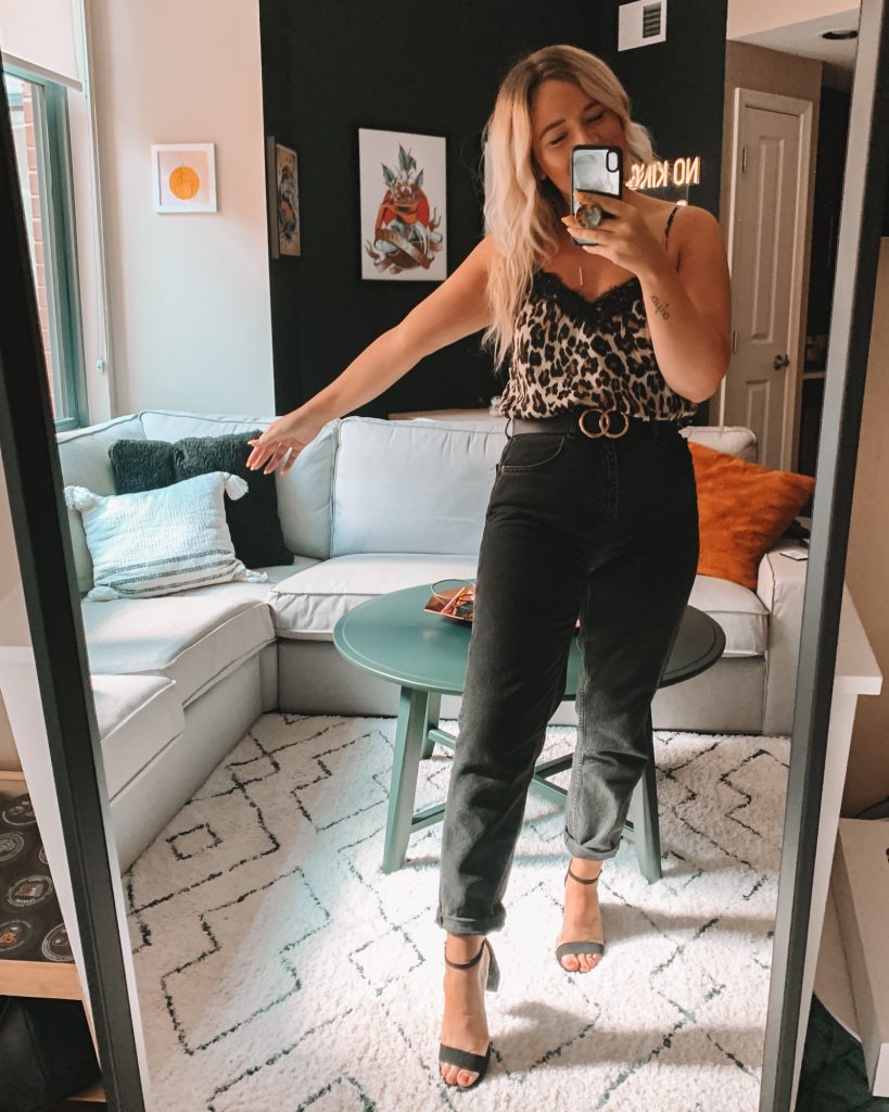 How to Style Mom Jeans for Going Out